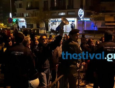 Ένταση στην Θεσσαλονίκη έξω από το Υπουργείο Μακεδονίας-Θράκης (βίντεο)